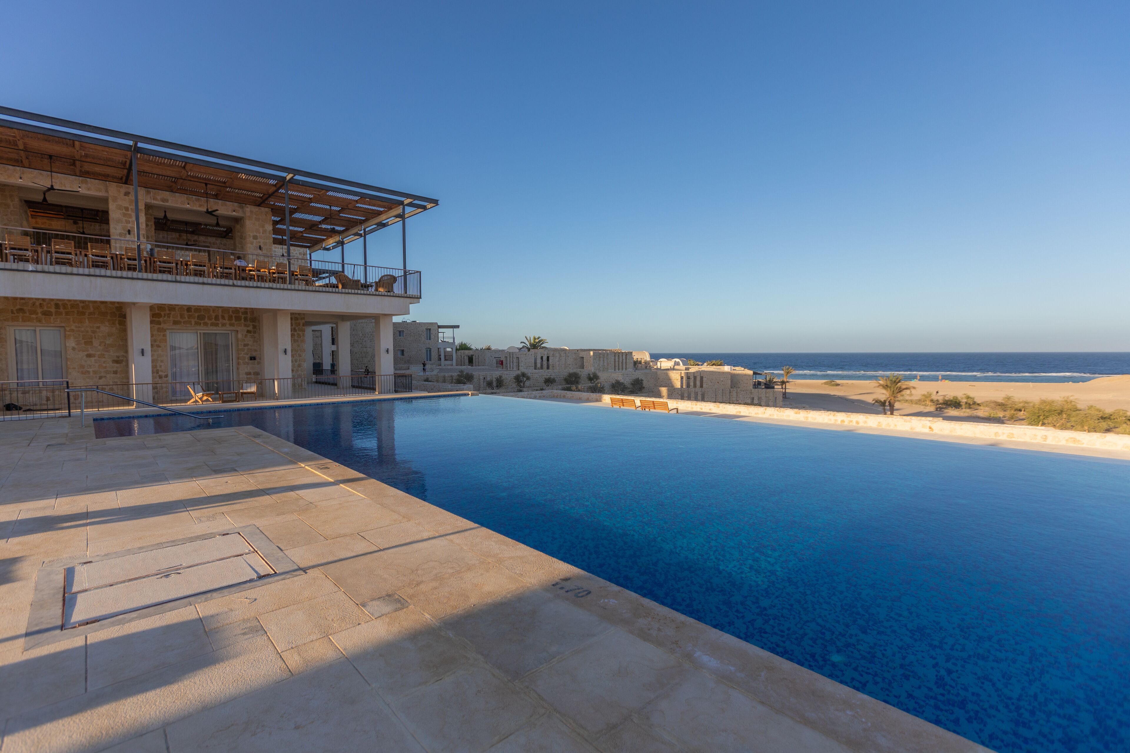 室外游泳池，07:00 至 19:00 开放，池畔遮阳伞，日光浴躺椅