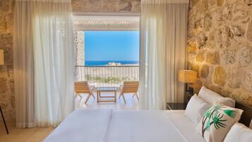 Minibar, rideaux occultants, fer et planche Ă repasser