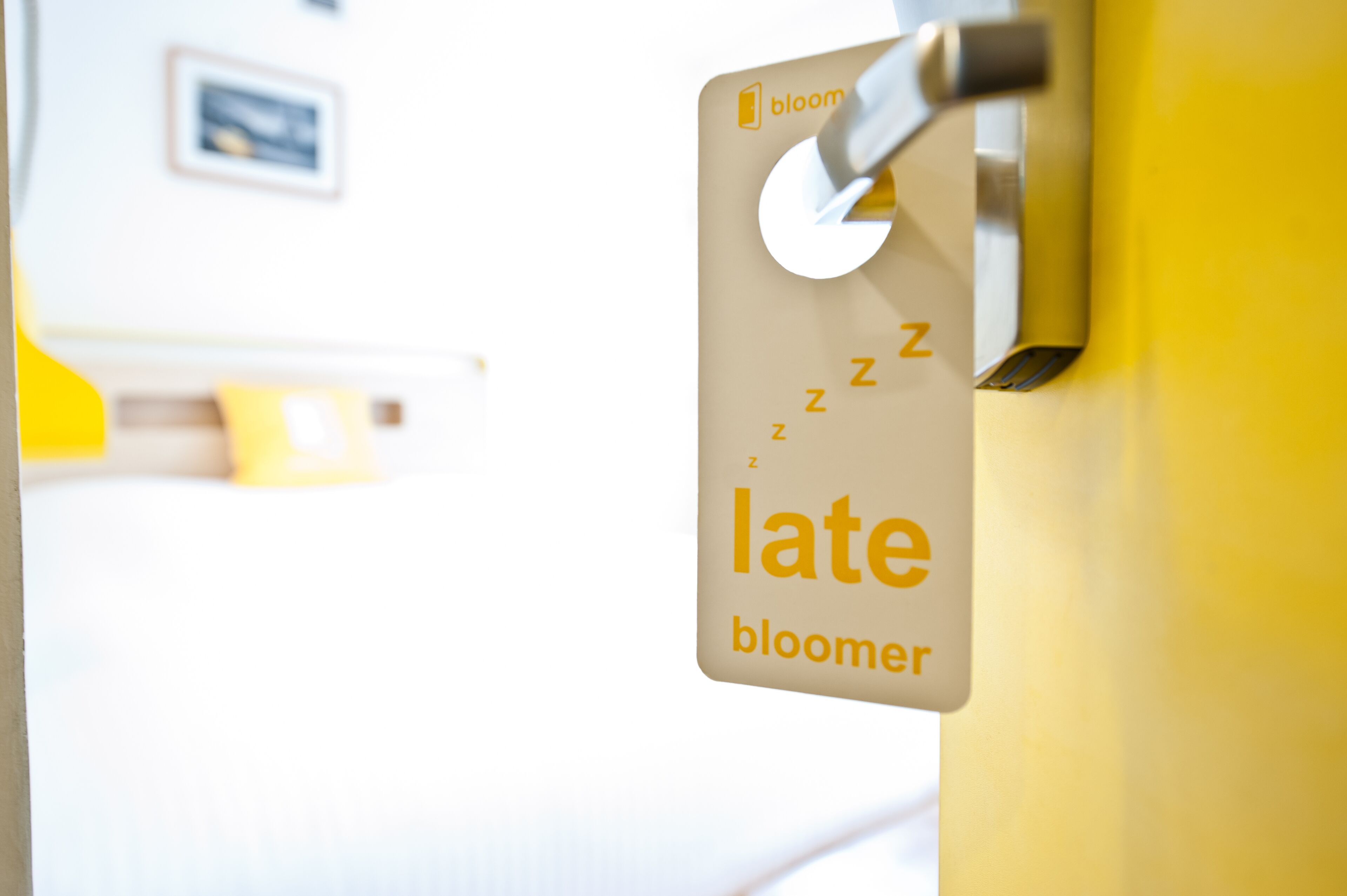 Una puerta con un letrero que dice "late bloomer".