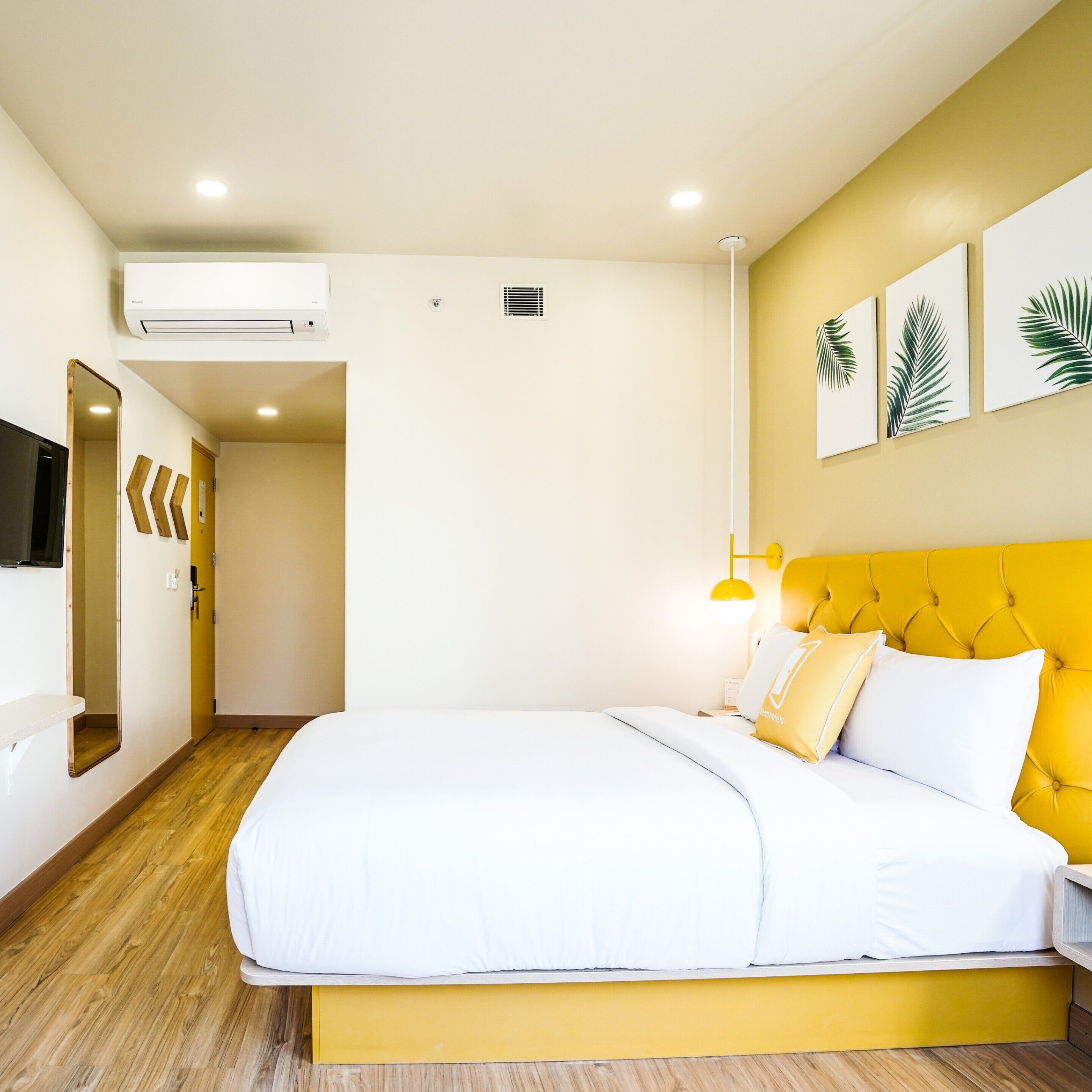 Habitación doble estándar | Caja de seguridad en la habitación y escritorio 