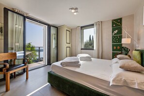 3 bedrooms, iron/ironing board, free WiFi, bed sheets - Villa "Artista" with Private Pool, Whirlpool & Wi-Fi (Gardone Riviera)