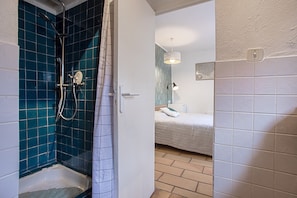 Regadera, amenidades de baño gratuitas, secadora de cabello, toallas 