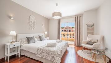 4 slaapkamers, een strijkplank/strijkijzer, gratis wifi, beddengoed