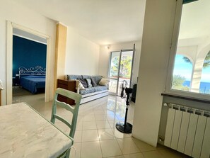 Living area - Apartment "Villetta My Sea" with Sea View and Wi-Fi (Spotorno)