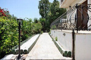 Property grounds - Apartment "Yiannis 5 Adults" with Sea View, Shared Garden & Wi-Fi (Zakynthos)