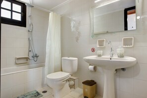 Bathtub, hair dryer, towels - Apartment "Yiannis 5 Adults" with Sea View, Shared Garden & Wi-Fi (Zakynthos)