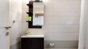 Un bagno con lavandino, specchio, WC e tenda da doccia.