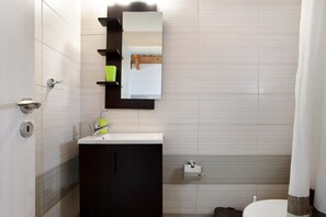 Douche, sèche-cheveux, serviettes fournies