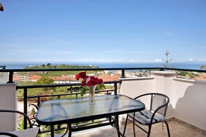 Outdoor dining - Studio "Yiannis" with Sea View, Shared Garden & Wi-Fi (Zakynthos)