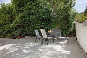 Outdoor dining - Studio "Yiannis" with Sea View, Shared Garden & Wi-Fi (Zakynthos)