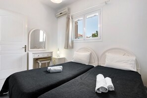 2 bedrooms, iron/ironing board, free WiFi, bed sheets - Holiday Apartment "Yiannis Superior Apartment" with Sea View, Wi-Fi & Garden (Zakynthos)