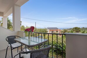 Outdoor dining - Studio "Yiannis - Studio 5" with Sea View, Shared Garden & Wi-Fi (Zakynthos)