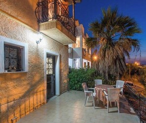 Outdoor dining - Studio "Yiannis - Studio 5" with Sea View, Shared Garden & Wi-Fi (Zakynthos)