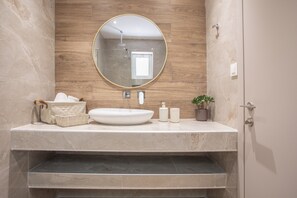 Een douche, een haardroger, handdoeken
