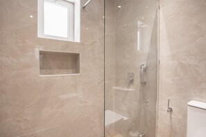 Ducha, secador de pelo y toallas