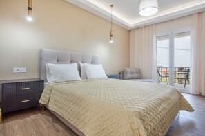 Tabla de planchar con plancha, wifi gratis, ropa de cama