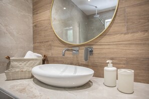 Douche, sèche-cheveux, serviettes fournies