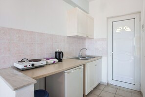 Réfrigérateur, surface de cuisson, bouilloire électrique, grille-pain