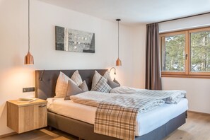 3 bedrooms, free WiFi, bed sheets, wheelchair access