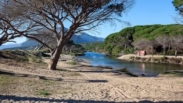 Una spiaggia nelle vicinanze