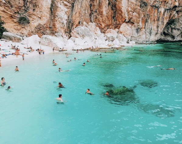 Una spiaggia nelle vicinanze