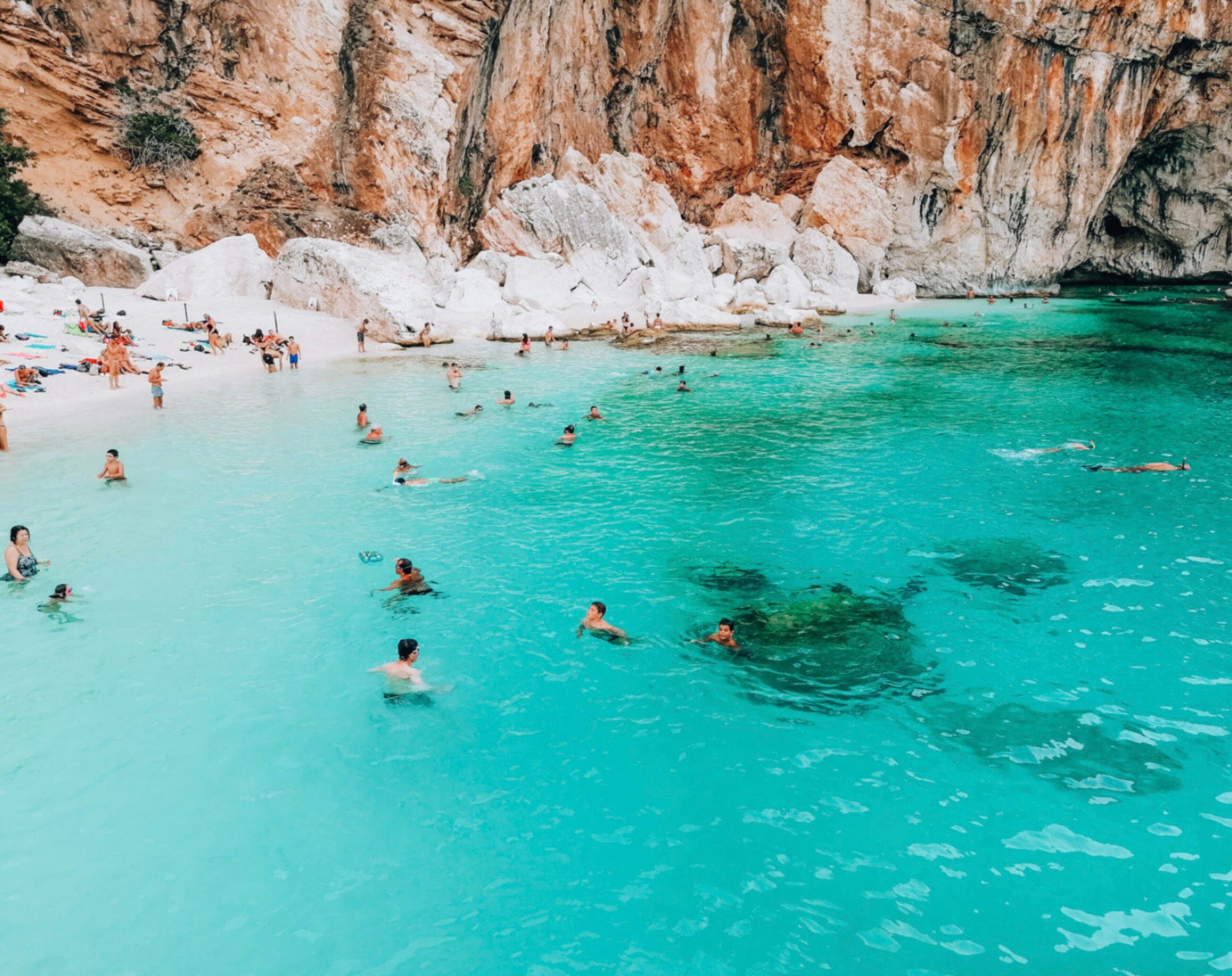 Una spiaggia nelle vicinanze