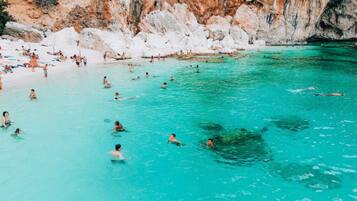 Una spiaggia nelle vicinanze