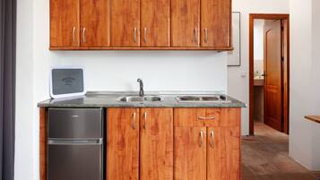 Réfrigérateur, micro-ondes, plaque de cuisson, cafetiÚre/bouilloire