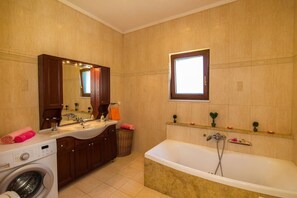 Een bad, een haardroger, handdoeken