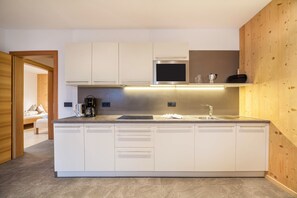 Fridge, microwave, oven, stovetop - Family-Friendly Holiday Apartment 'Residence Kalchgruberhof Bergfichte' with Lake View & Wi-Fi (Santa Valburga)