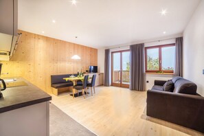 TV - Family-Friendly Holiday Apartment 'Residence Kalchgruberhof Bergfichte' with Lake View & Wi-Fi (Santa Valburga)