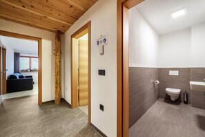 Shower, hair dryer, towels - Apartment "Residence Kalchgruberhof - Lärche" with Mountain View, Shared Garden & Wi-Fi (Santa Valburga)