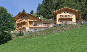 Exterior - Apartment "Residence Kalchgruberhof - Lärche" with Mountain View, Shared Garden & Wi-Fi (Santa Valburga)