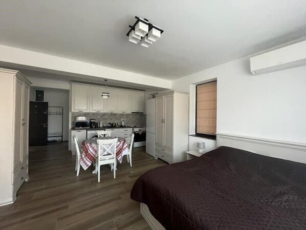 1 bedroom, desk, iron/ironing board, free WiFi