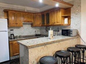 Microwave, oven, stovetop, coffee/tea maker - House The Water Mountain (Erjos)