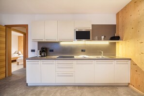 Frigorifero, microonde, forno, piano cottura