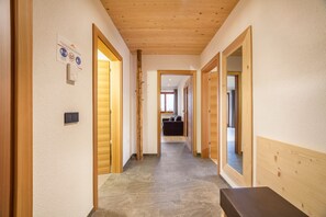 Interior - Apartment "Residence Kalchgruberhof Ferienwohnung Fichte" with Lake View, Garden & Wi-Fi (Santa Valburga)