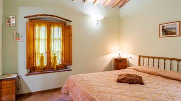 3 bedrooms, iron/ironing board, bed sheets