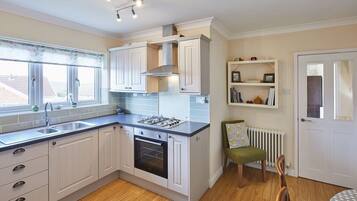 Een koelkast, een magnetron, een oven, een kookplaat