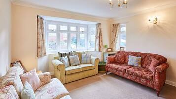 Een televisie, een dvd-speler en een kantoor