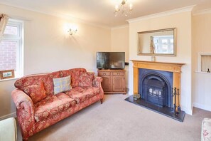 TV, DVD player, offices - Host & Stay | Coach Cottage (Saltburn-by-the-Sea)