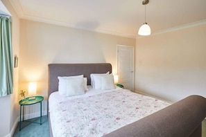 2 bedrooms, desk, iron/ironing board, free WiFi - Host & Stay | Coach Cottage (Saltburn-by-the-Sea)