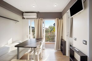 Tv och ett bordtennisbord