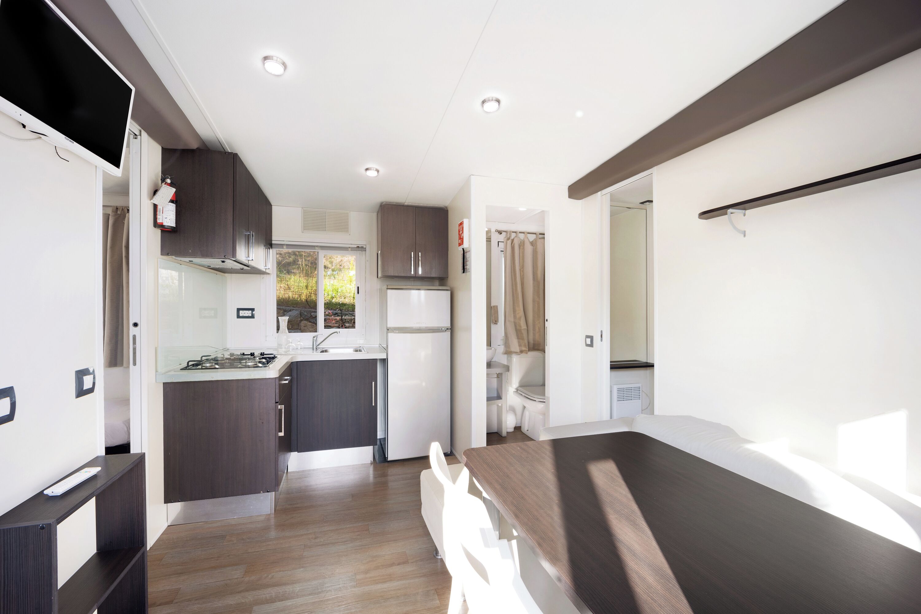 Réfrigérateur, micro-ondes, plaque de cuisson, bouilloire électrique