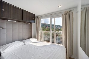 3 bedrooms, free WiFi, bed sheets - 'Mobile Home Next 231' with Pool, Private Terrace & Wi-Fi (Pietra Ligure)