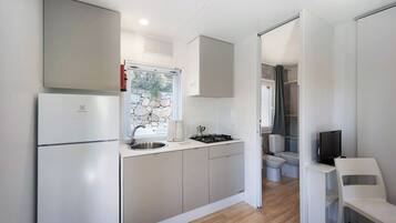 Een koelkast, een magnetron, een kookplaat, een waterkoker