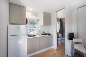 Fridge, microwave, stovetop, electric kettle - 'Mobile Home Ulivi 148' with Pool, Private Terrace & Wi-Fi (Pietra Ligure)