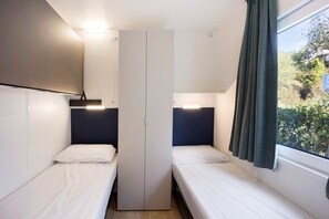 2 bedrooms, free WiFi, bed sheets - 'Mobile Home Ulivi 148' with Pool, Private Terrace & Wi-Fi (Pietra Ligure)