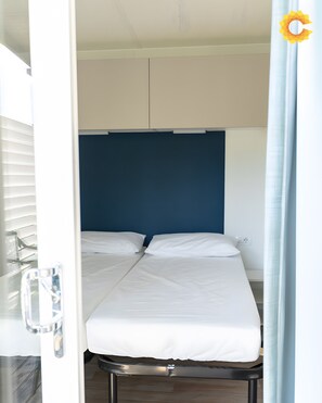 2 bedrooms, free WiFi, bed sheets - 'Mobile Home Charme 177' with Pool, Private Terrace & Wi-Fi (Pietra Ligure)