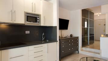 Réfrigérateur, micro-ondes, plaque de cuisson, cafetière/bouilloire